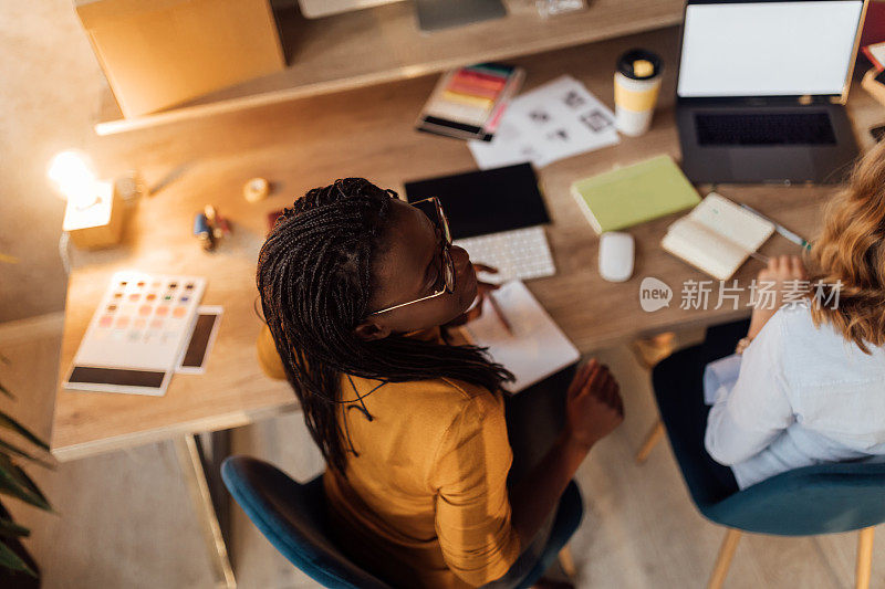 Top view of Two Businesswomen Working On Computer In Office .两个在办公室工作的女商人